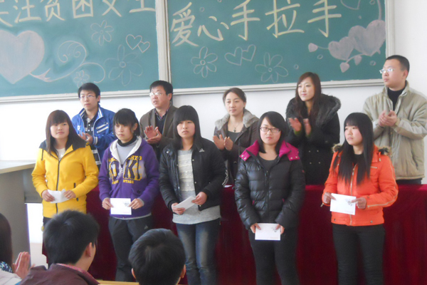 关注贫困女生,爱心手拉手2.JPG